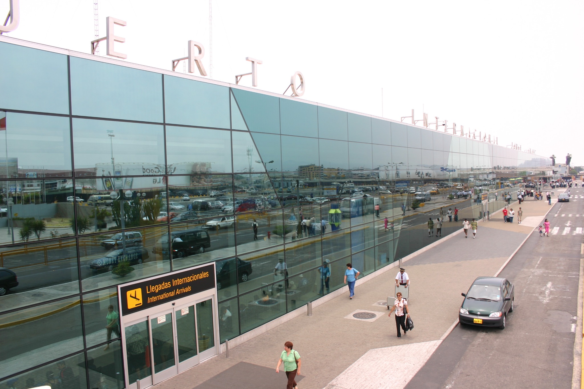 Gran superficie acristalada de infraestructura aeroportuaria