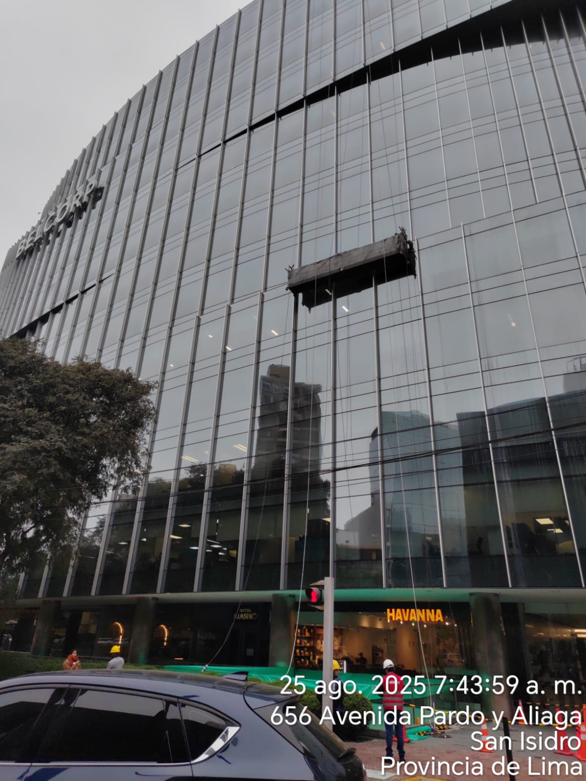 Trabajo previo del equipo en fachada acristalada en San Isidro